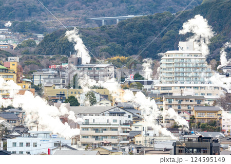 別府鉄輪温泉の湯けむり 124595149