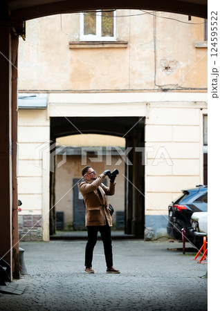 Capturing moments in a charming alleyway at dusk, a photographer finds inspiration while exploring the architectural beauty of historic buildings 124595522