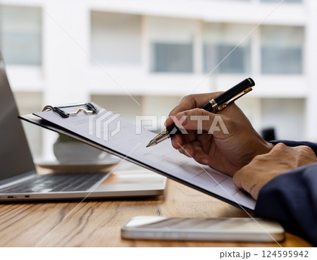 オフィスでの書類業務 オフィスでの書類業務 124595942