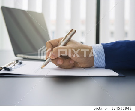 オフィスでの書類業務 オフィスでの書類業務 124595943