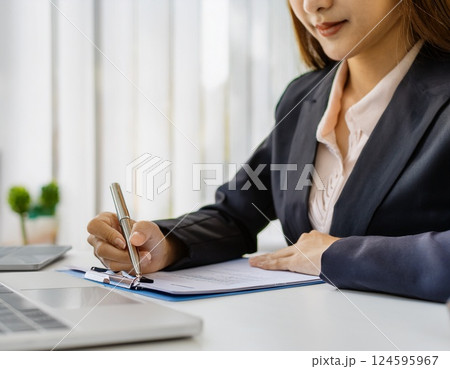 オフィスでの書類業務 124595967