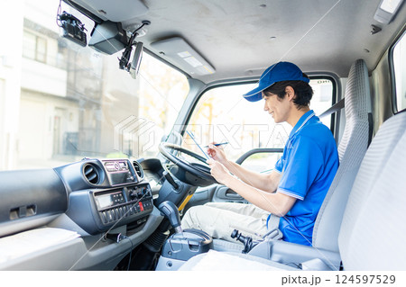 運転する若い配送スタッフ 124597529