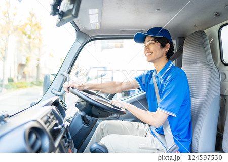 車の運転をする配送スタッフ 124597530