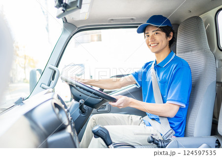 車に乗った配送スタッフ 車に乗った配送スタッフ 124597535