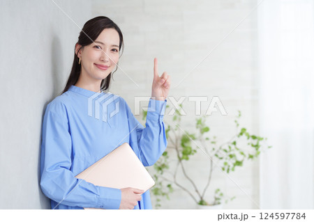 パソコンを使うビジネスマン女性 124597784