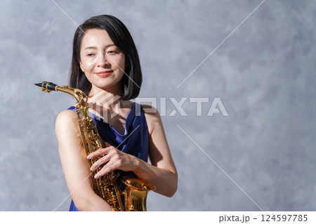女性サックス奏者 124597785