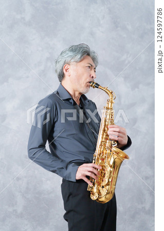 男性サックス奏者 124597786