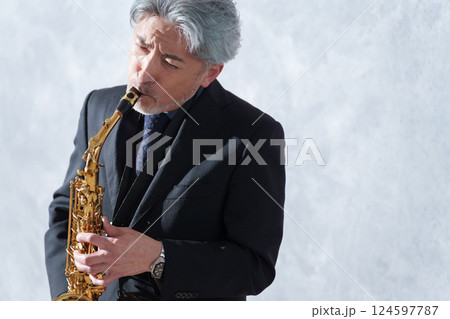男性サックス奏者 124597787