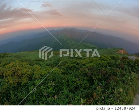 以東岳山頂からの夕陽 124597924