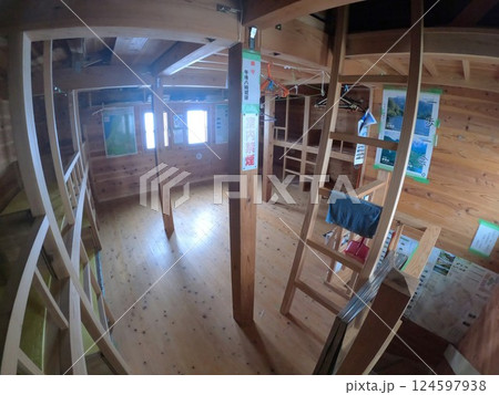 狐穴避難小屋の内部 狐穴避難小屋の内部 124597938