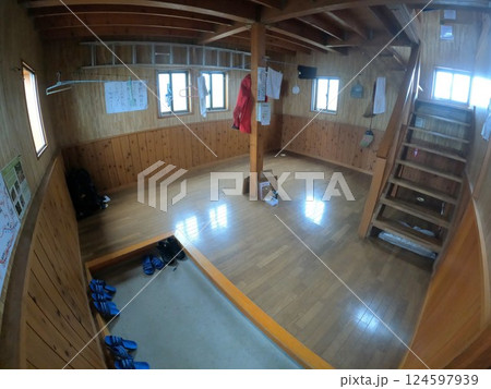 狐穴避難小屋の内部 124597939