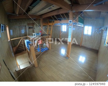 狐穴避難小屋の内部 狐穴避難小屋の内部 124597940