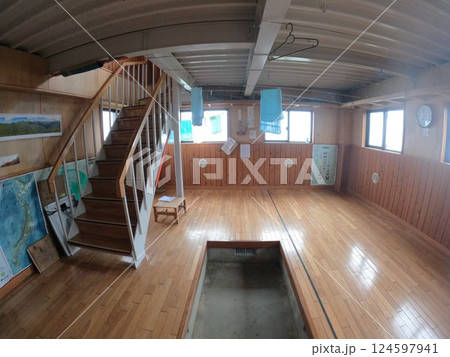 狐穴避難小屋の内部 124597941