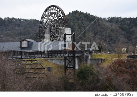 岐阜の水源地 庄内川水系小里川ダム木製水車 岐阜の水源地 庄内川水系小里川ダム木製水車 124597958