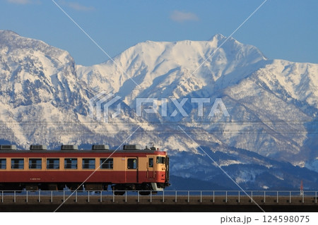 雄大な妙高の山々を背景に駆け抜けるえちごトキめき鉄道413・455系電車_2025/3/20撮影 124598075
