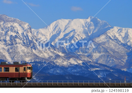 雄大な妙高の山々を背景に駆け抜けるえちごトキめき鉄道413・455系電車_2025/3/20撮影 雄大な妙高の山々を背景に駆け抜けるえちごトキめき鉄道413・455系電車_2025/3/20撮影 124598119