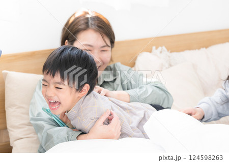 子供と一緒に遊ぶお母さん　昼寝ができないけど楽しい 124598263