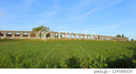 ポルトガル、エヴォラの水道橋 124598335