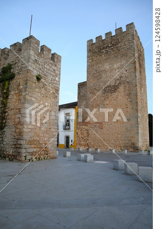 ポルトガル・エヴォラの城壁 124598428
