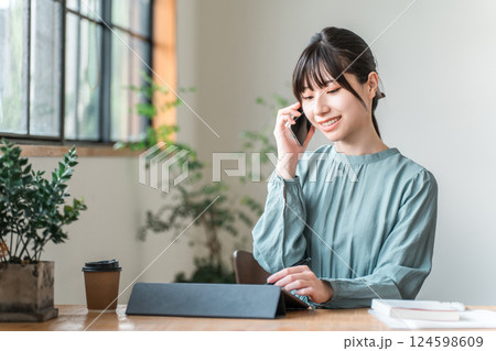 カフェでテレワーク・ノマドワークする若いアジア人女性 カフェでテレワーク・ノマドワークする若いアジア人女性 124598609