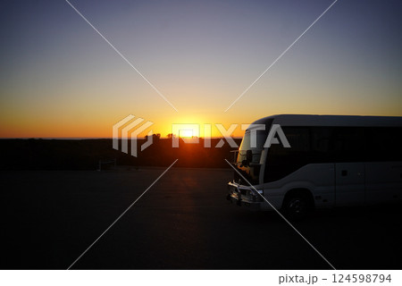 夕焼け空とバスのシルエットが印象的な風景写真 124598794