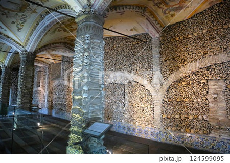 ポルトガル・エヴォラ、サン・フランシスコ教会の納骨堂 124599095