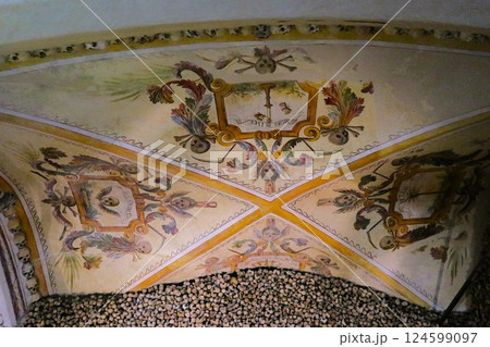 ポルトガル・エヴォラ、サン・フランシスコ教会の納骨堂 ポルトガル・エヴォラ、サン・フランシスコ教会の納骨堂 124599097