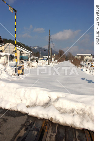 木次線の風景　三井野原駅踏切（代行バス休止区間　出雲横田駅―備後落合駅間） 124599369