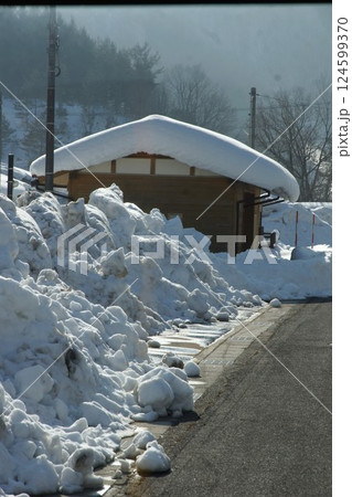 木次線の風景　三井野原駅（代行バス休止区間　出雲横田駅―備後落合駅間） 124599370