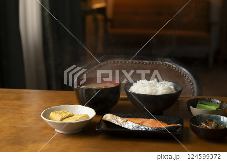 朝食イメージ　和食 124599372