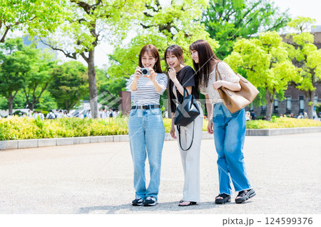 女子旅  カメラを持って大阪城公園を観光する若い女性 124599376