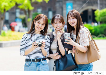 女子旅 カメラを持って大阪城を観光する若い女性 女子旅 カメラを持って大阪城を観光する若い女性 124599379
