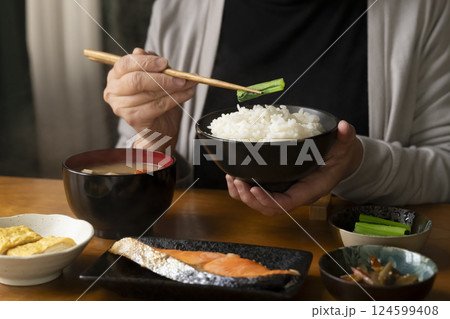朝食のおかずを箸で持ち上げる 124599408