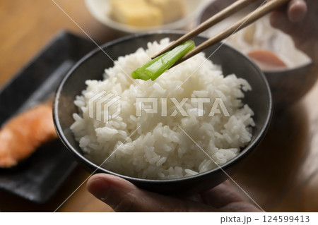 朝食のおかずを箸で持ち上げる 124599413