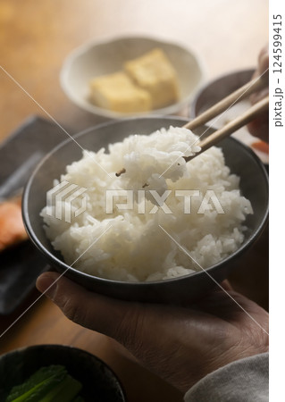 朝食のおかずを箸で持ち上げる 124599415