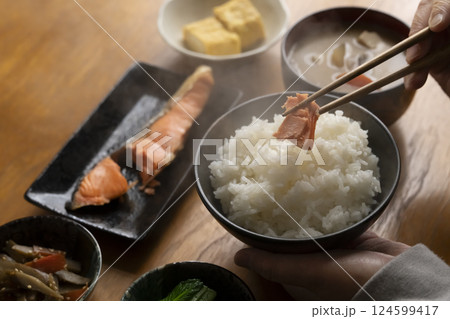 朝食のおかずを箸で持ち上げる 124599417