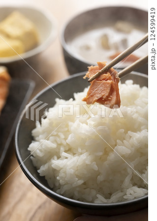 朝食のおかずを箸で持ち上げる 124599419