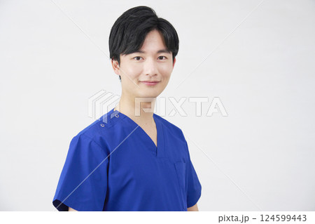 医者・看護師・歯科医師・介護士 男性 ポートレート 白背景 カメラ目線 医者・看護師・歯科医師・介護士 男性 ポートレート 白背景 カメラ目線 124599443