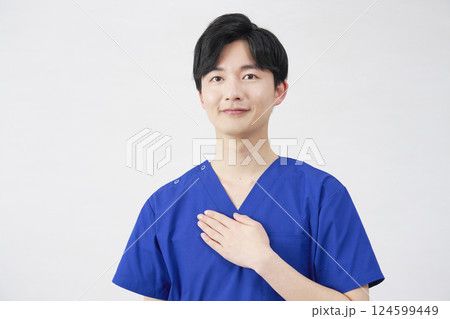 医者・看護師・歯科医師・介護士 胸に手を置く男性 ポートレート 白背景 医者・看護師・歯科医師・介護士 胸に手を置く男性 ポートレート 白背景 124599449