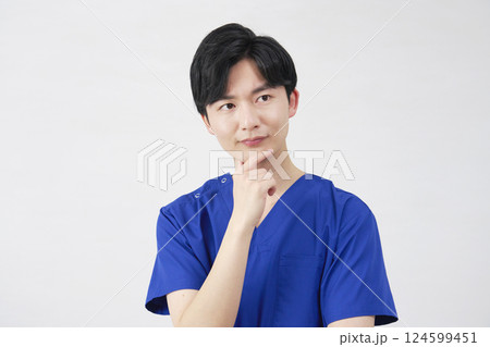 医者・看護師・歯科医師・介護士 男性 考える 白背景 医者・看護師・歯科医師・介護士 男性 考える 白背景 124599451
