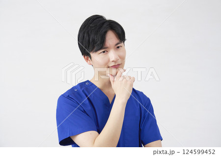 医者・看護師・歯科医師・介護士 男性 考える 白背景 医者・看護師・歯科医師・介護士 男性 考える 白背景 124599452