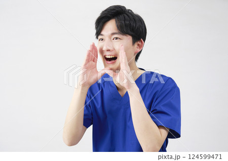 医者・看護師・歯科医師・介護士 男性 話しかける 白背景 医者・看護師・歯科医師・介護士 男性 話しかける 白背景 124599471