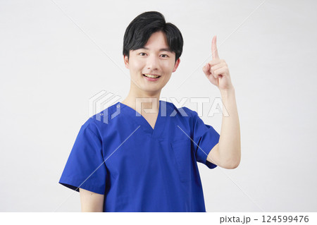 医者・看護師・歯科医師・介護士 上を指差す男性 白背景 医者・看護師・歯科医師・介護士 上を指差す男性 白背景 124599476