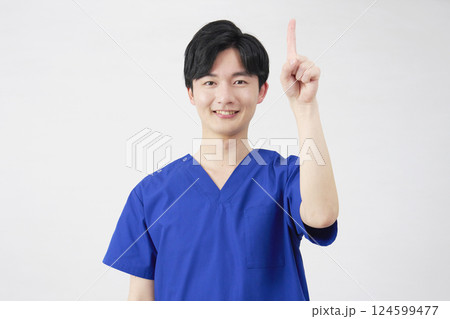 医者・看護師・歯科医師・介護士　上を指差す男性　　白背景 124599477