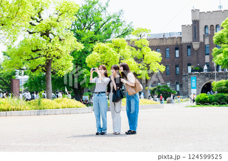 女子旅  カメラを持って大阪城公園を観光する若い女性 124599525