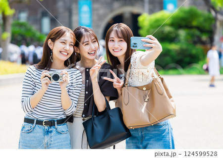 女子旅  大阪城公園で自撮りする若い女性達 124599528