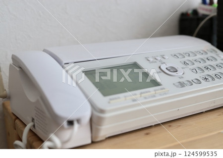 古くて汚れているFAX付きの固定電話　プッシュボタン式電話機 124599535