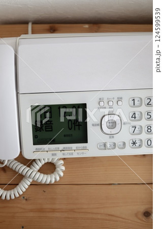 古くて汚れているFAX付きの固定電話 プッシュボタン式電話機 古くて汚れているFAX付きの固定電話 プッシュボタン式電話機 124599539
