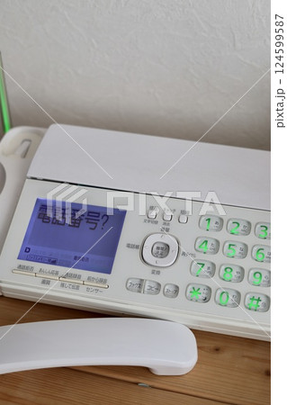 古くて汚れているFAX付きの固定電話　プッシュボタン式電話機 124599587