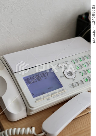 古くて汚れているFAX付きの固定電話　プッシュボタン式電話機 124599588